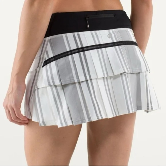 lululemon athletica Dresses & Skirts - Lululemon Pace Setter Run Skirt Groovy Stripe Size 8